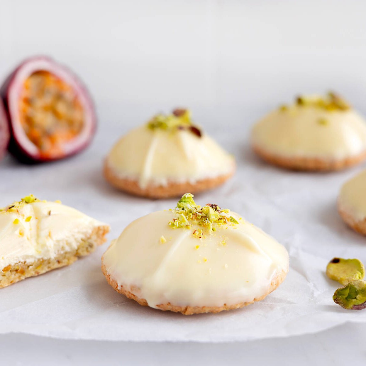 Biskvi med passionsfrukt och pistage