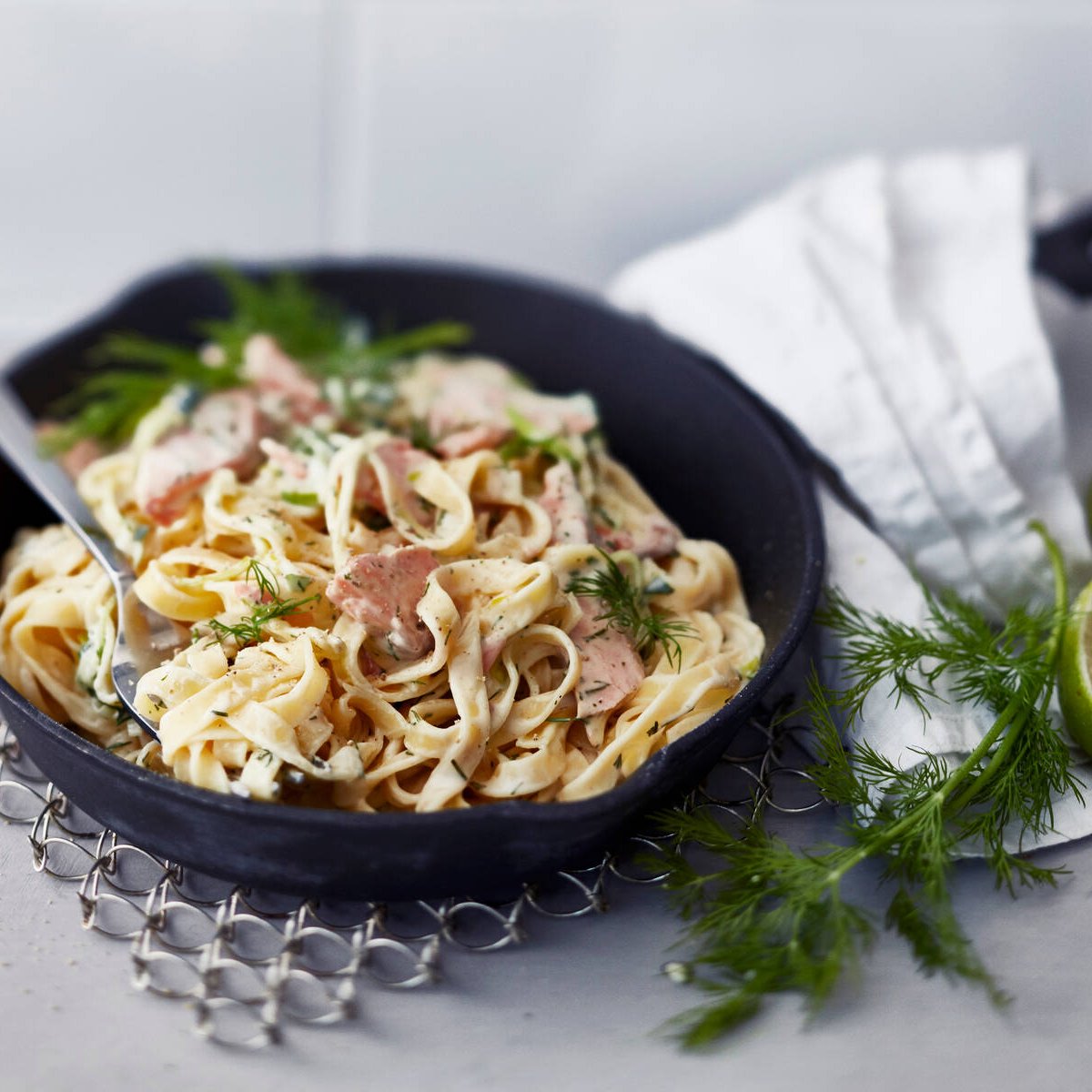 Färsk pasta med varmrökt lax