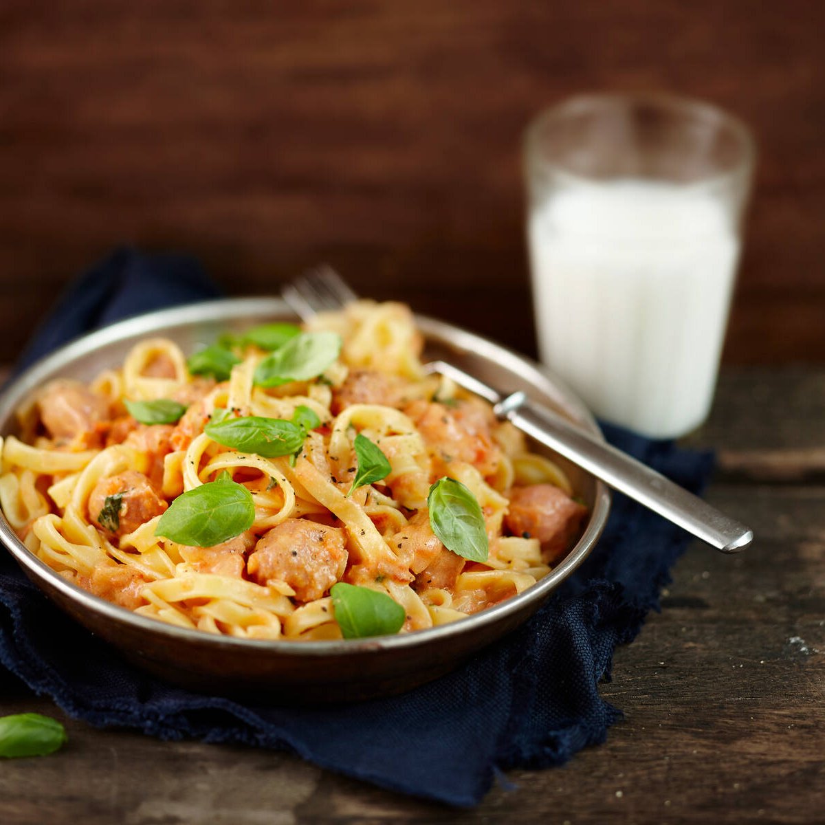 Salsicciapasta med basilika och tomat