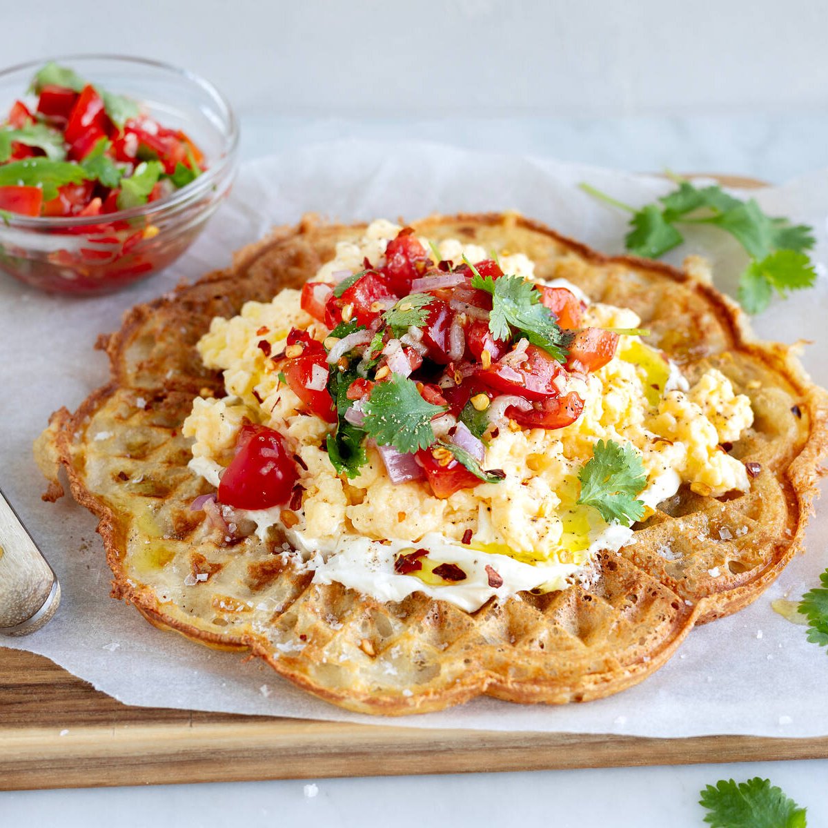 Våffla med scrambled eggs och pico de gallo