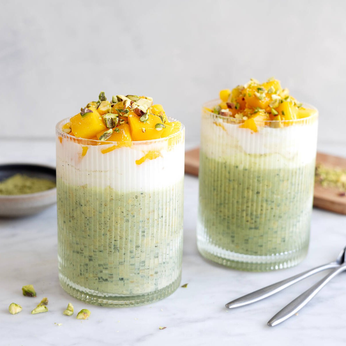 Overnight oats med matcha och mango