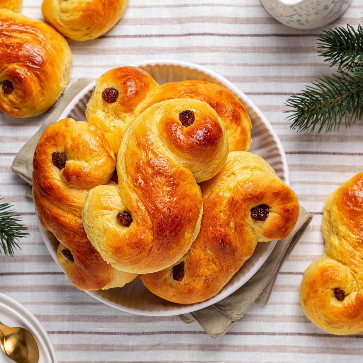 Saftiga lussebullar med crème fraîche