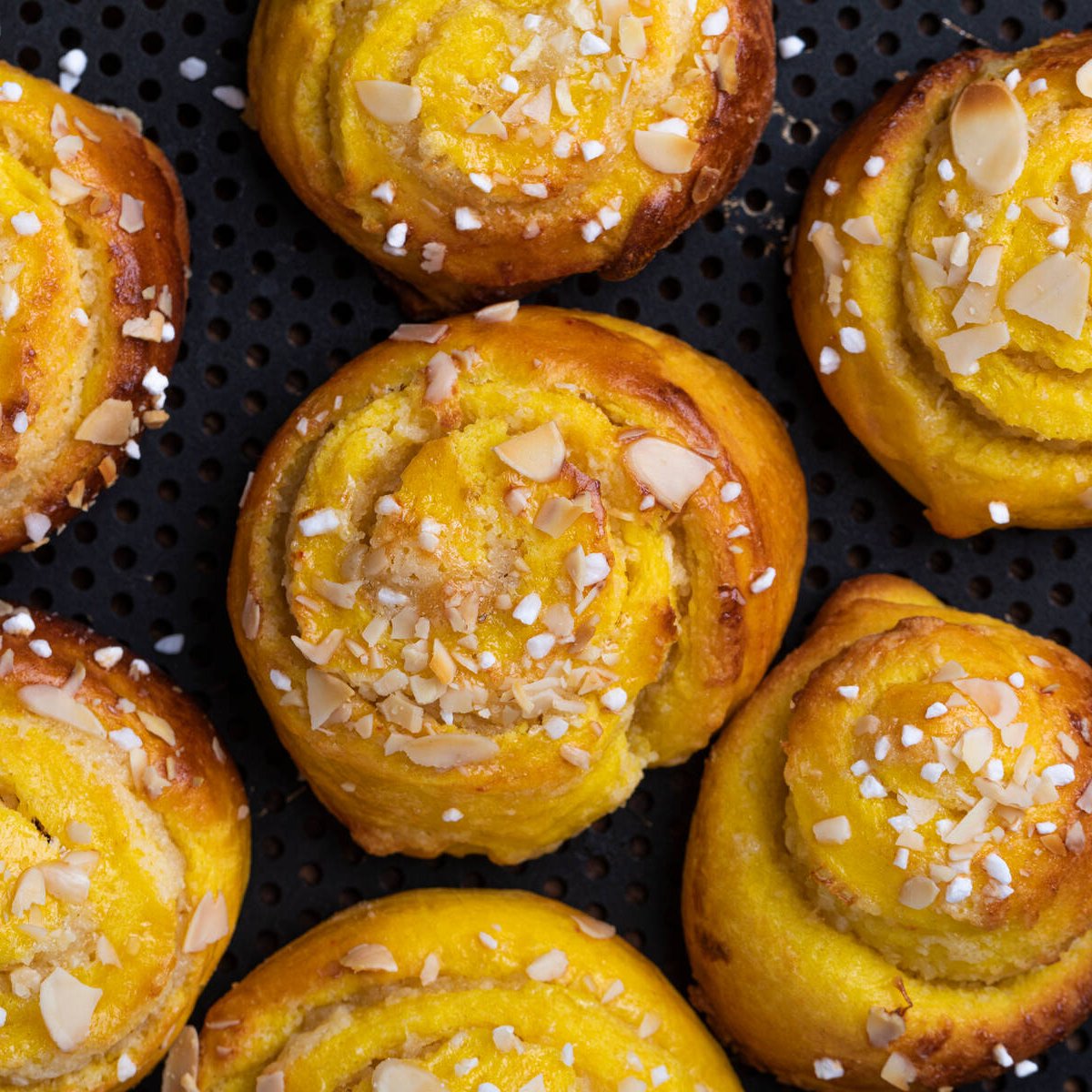 Saffransbullar med mandelmassa