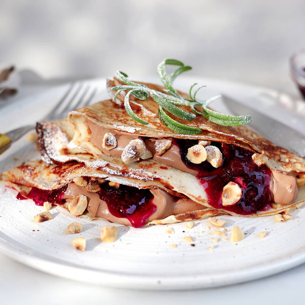 Crêpes med chokladgrädde och körsbärssylt