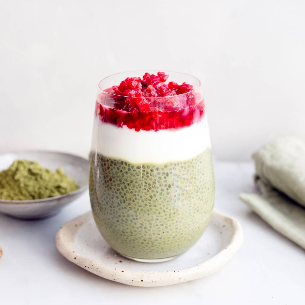 Chiapudding med matcha och hallon