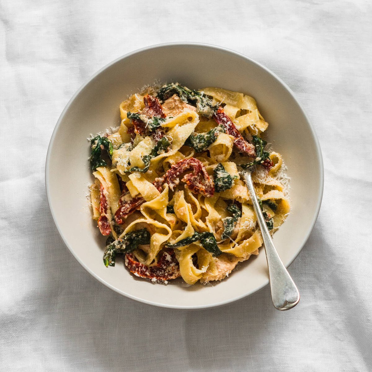 Krämig pasta med spenat och soltorkade tomater