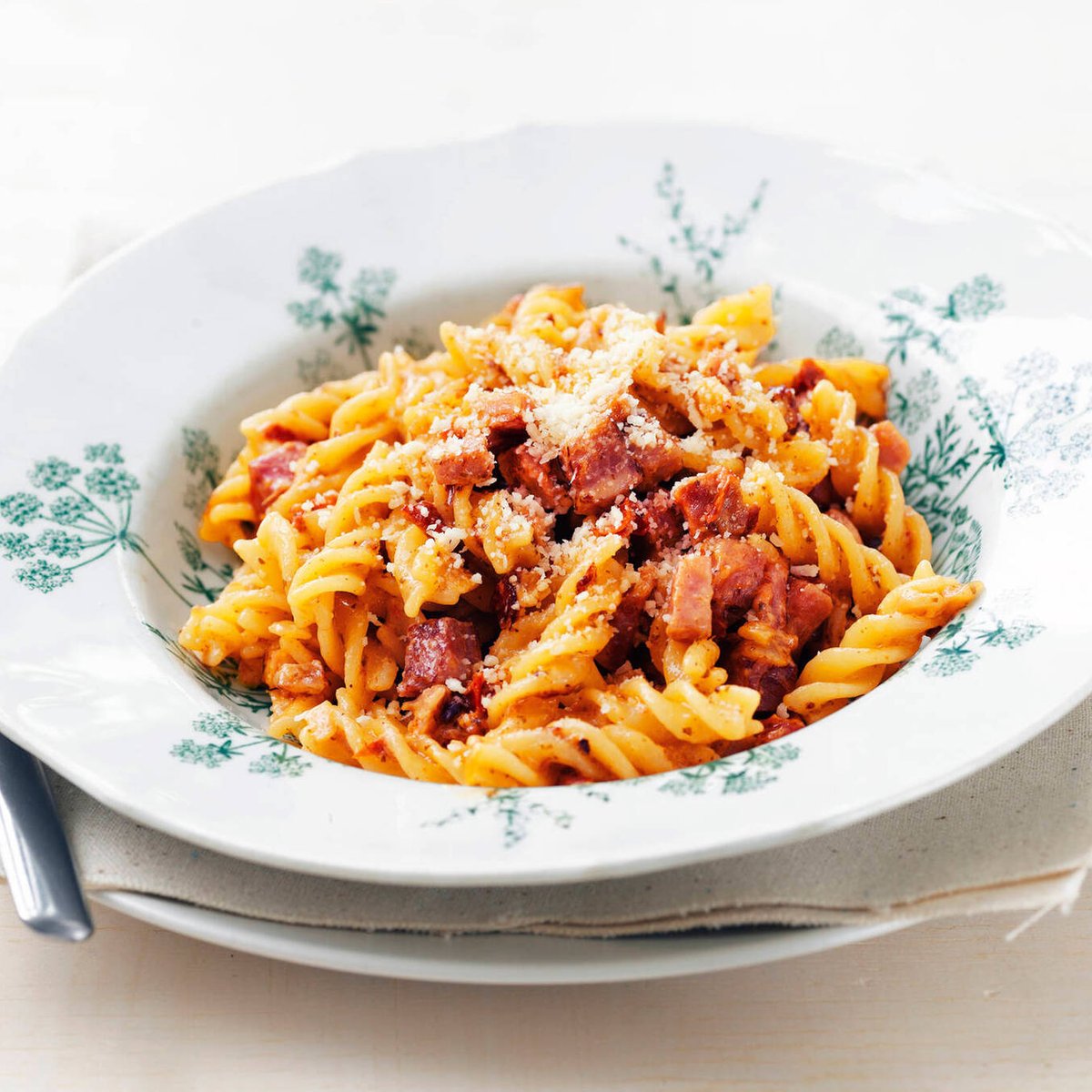 Skinkpasta med pesto och soltorkade tomater