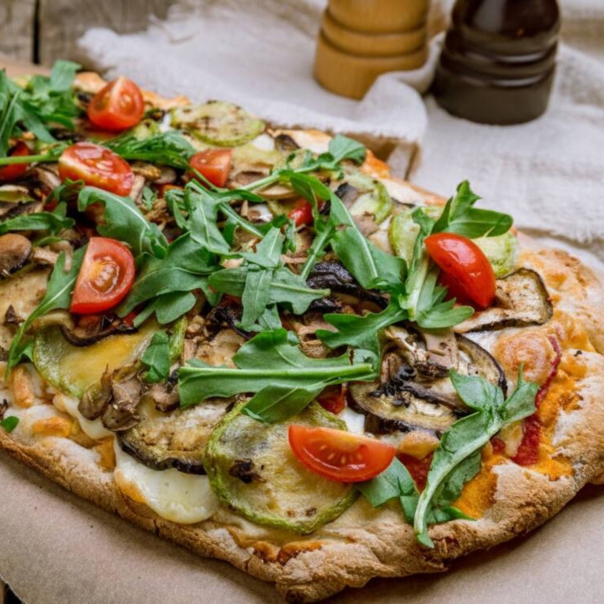 Vegetarisk pinsa med grillade grönsaker