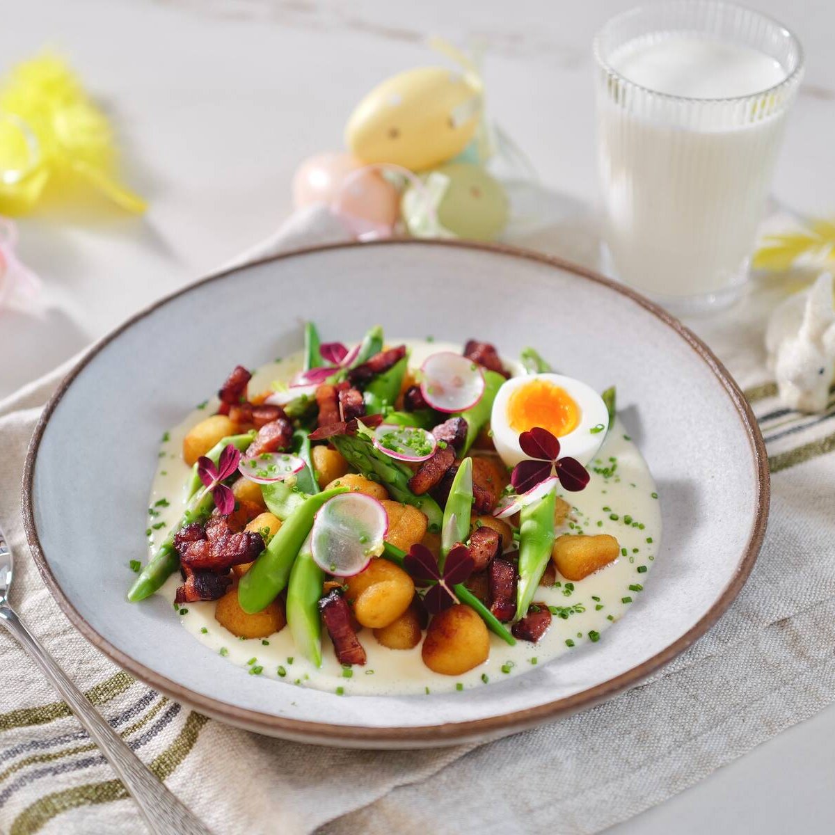 Gnocchi med krämig kycklingsås och vårprimörer