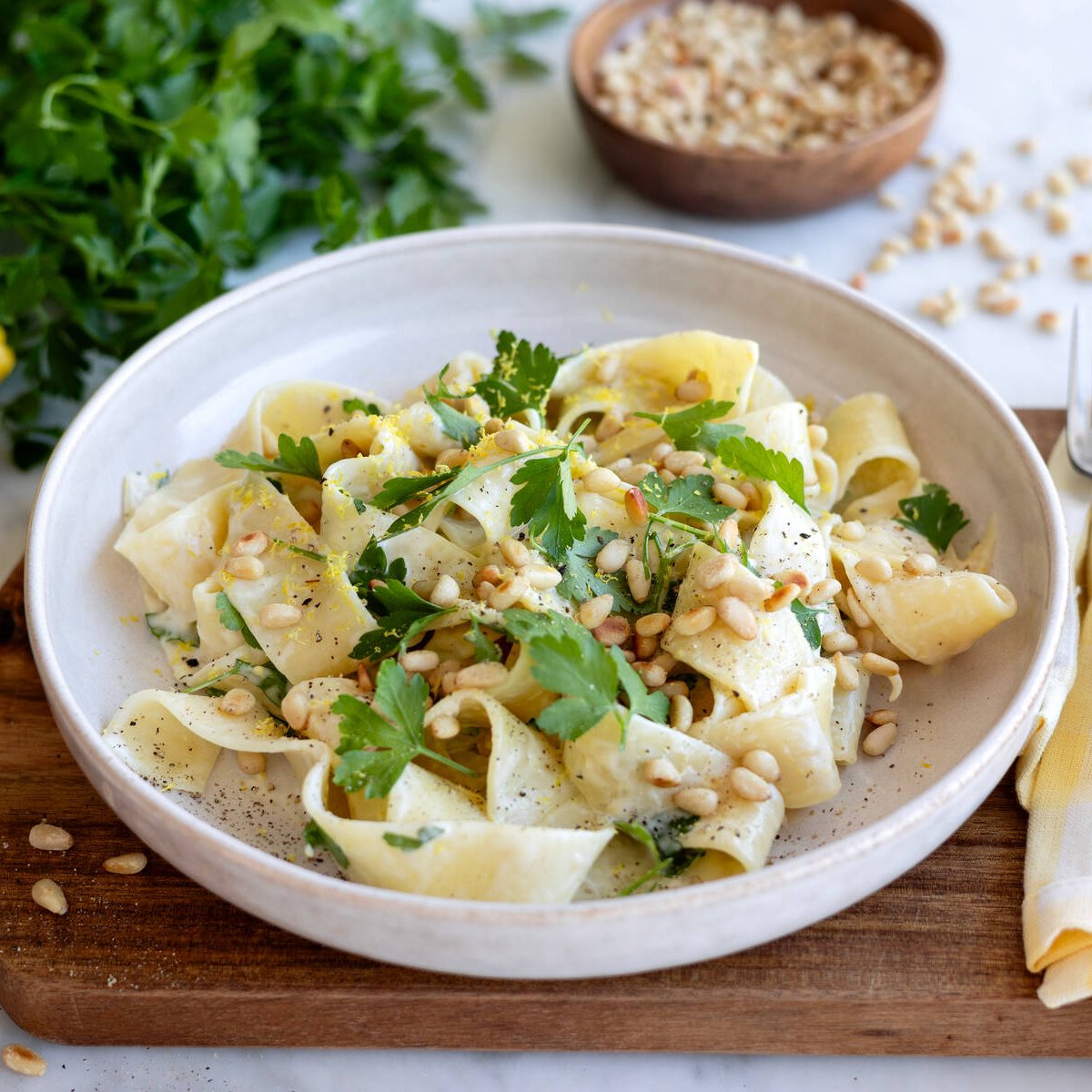 Citronpasta med tre ostar och pinjenötter