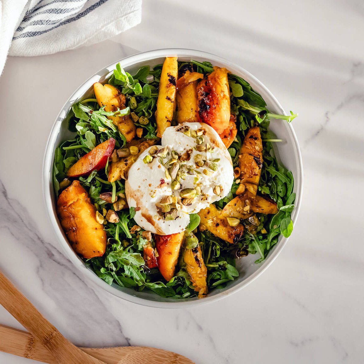 Sallad med grillade nektariner och burrata