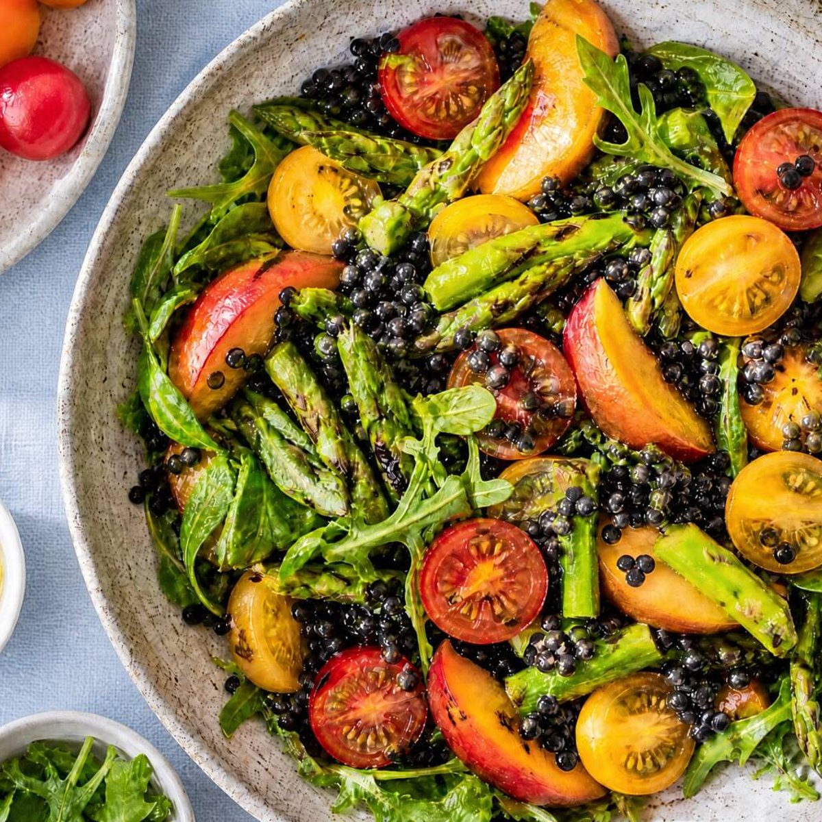 Sommarsallad med sparris, nektariner och linser
