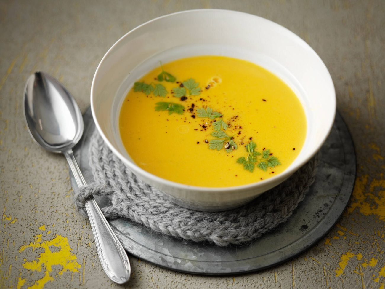 Aurinkoinen juuressosekeitto