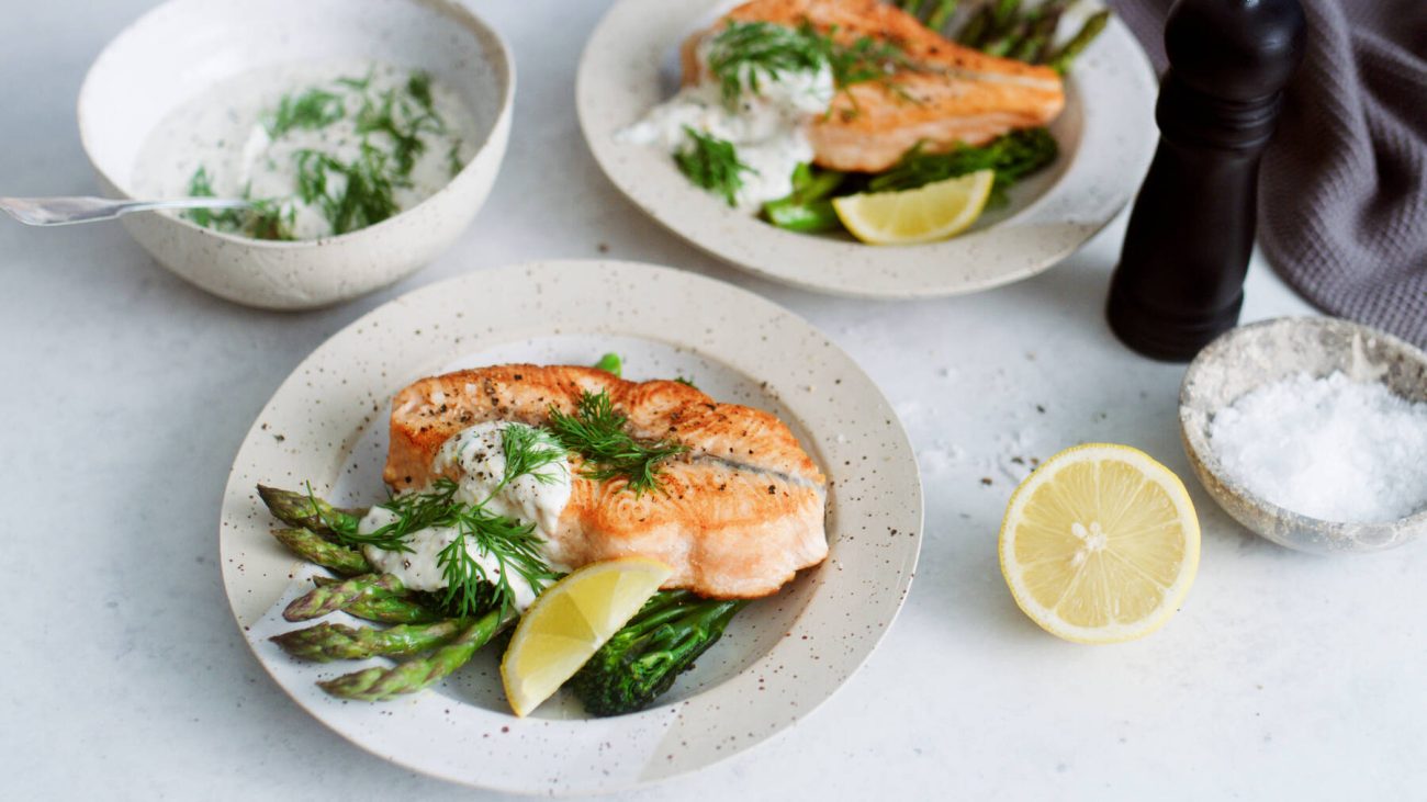 Lohimedaljongit ja jogurttikastike