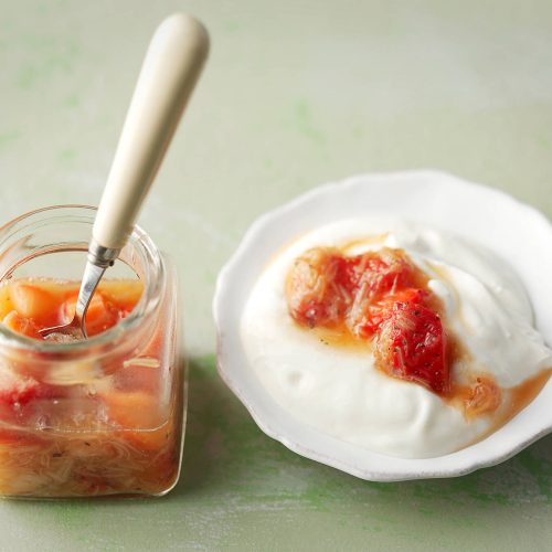 Raparperi-mansikkahilloke ja jogurttia