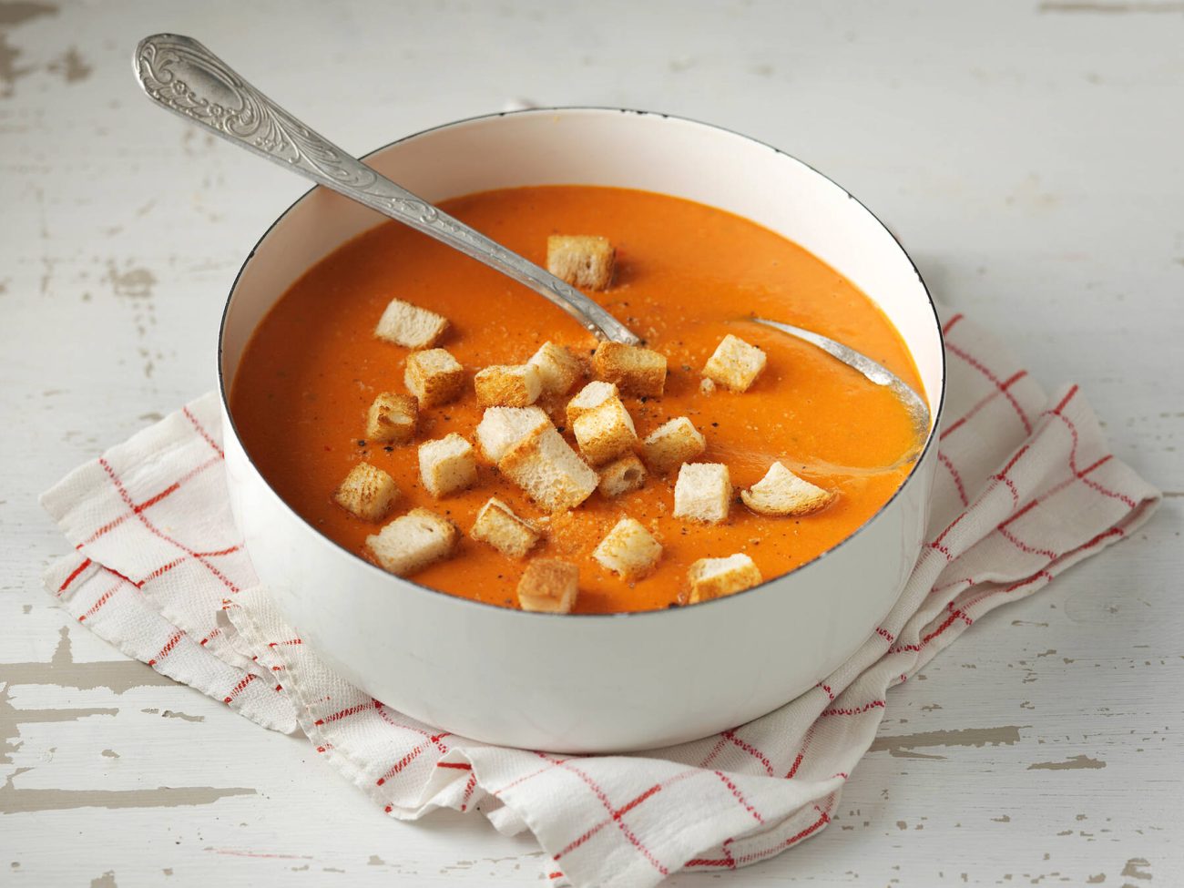 Tulinen tomaattikeitto