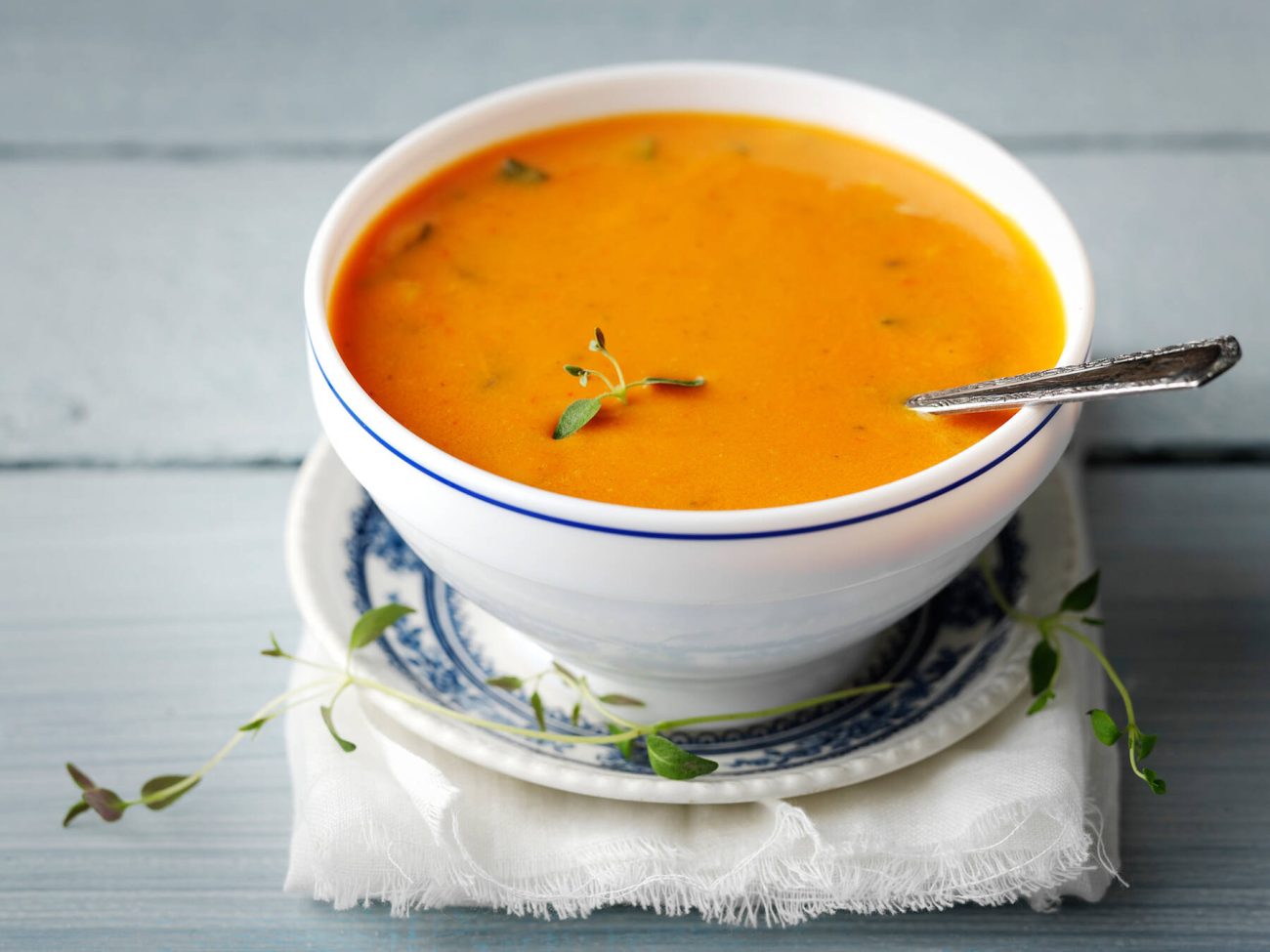 Punainen paprika-tomaattikeitto