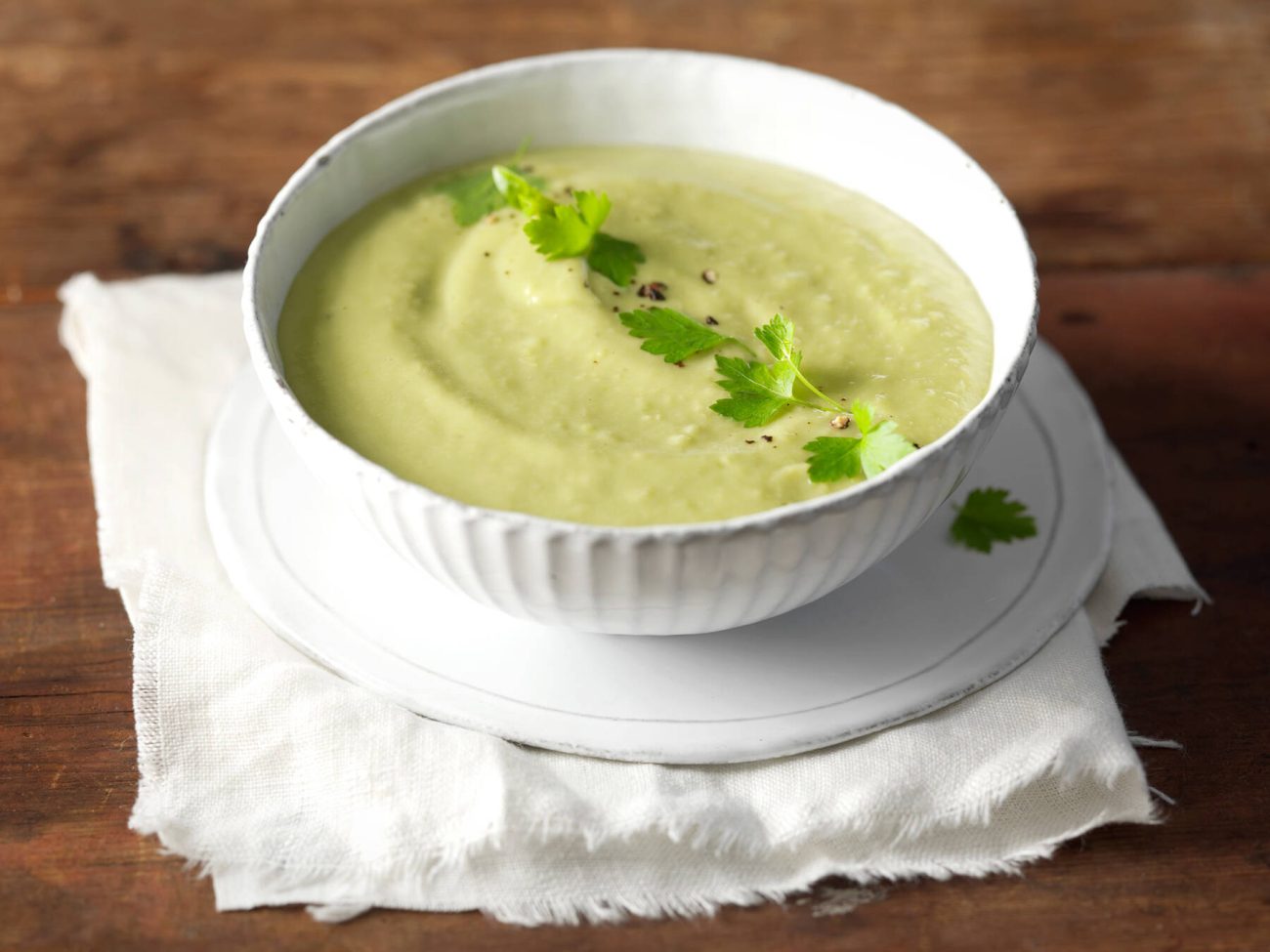 Lämmin avokadokeitto