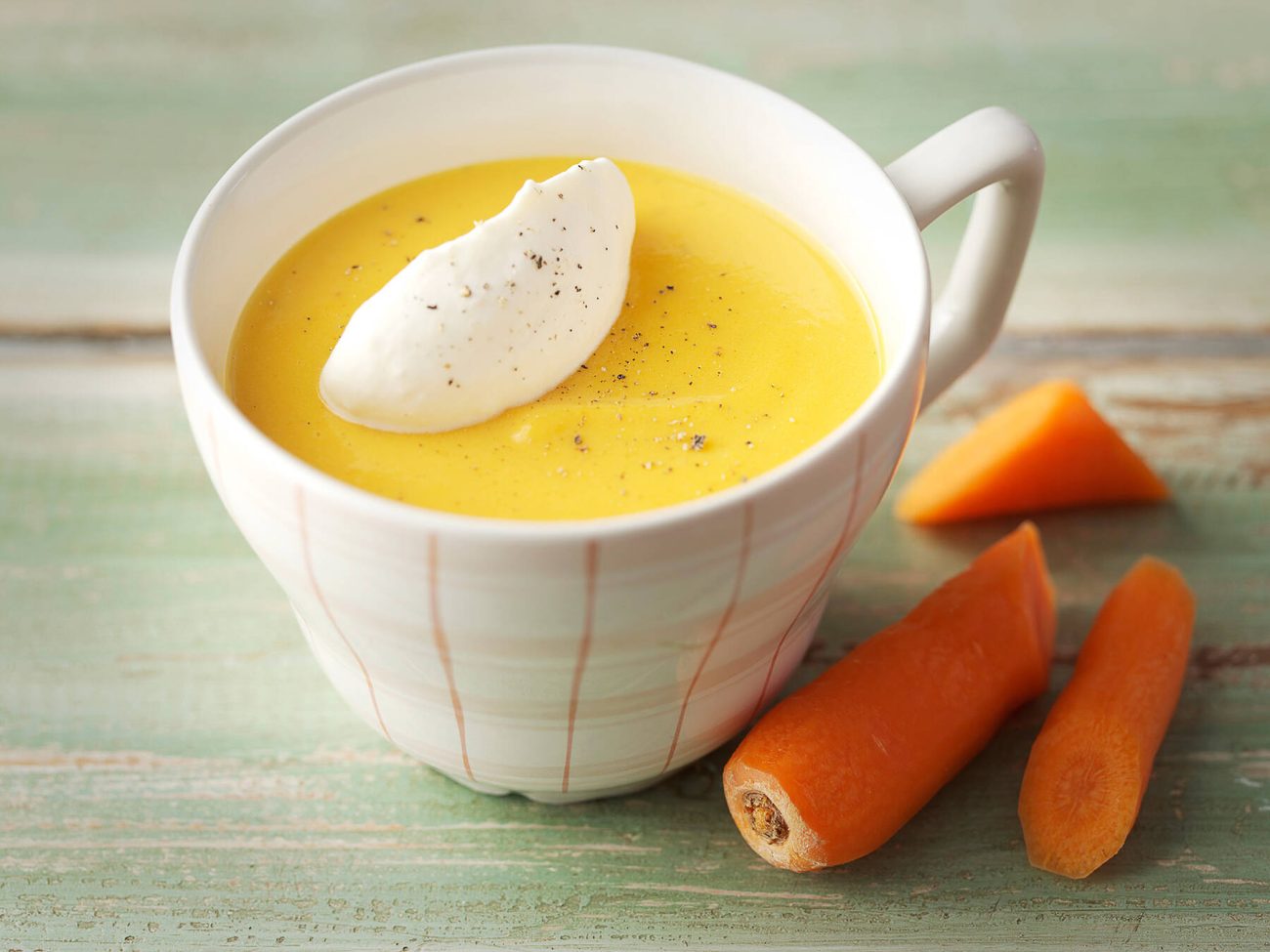 Porkkana-juustokeitto ja piparjuurivaahto