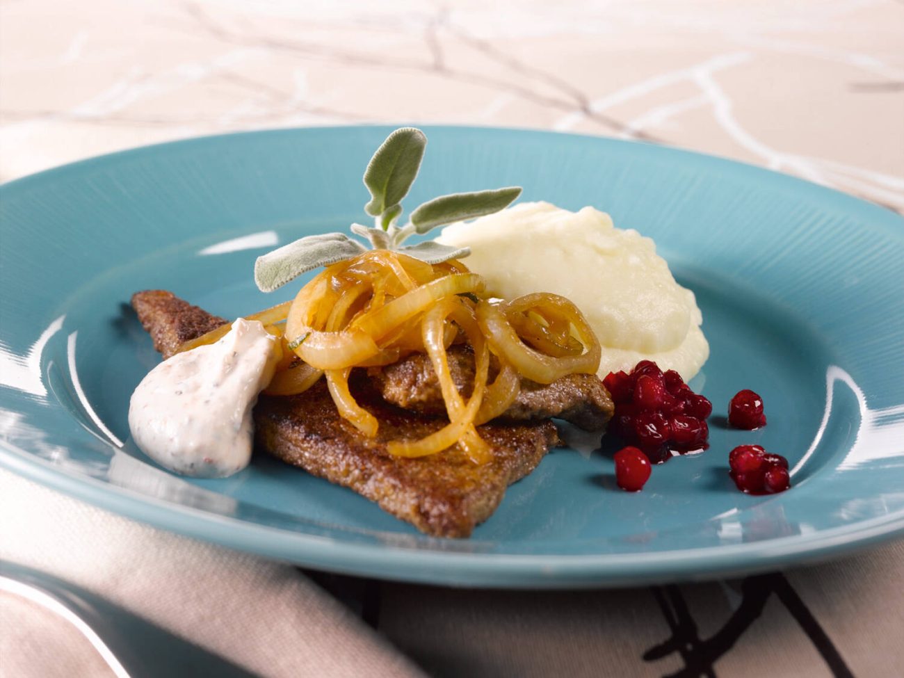 Maksapihvit ja hunaja-salviasipulit