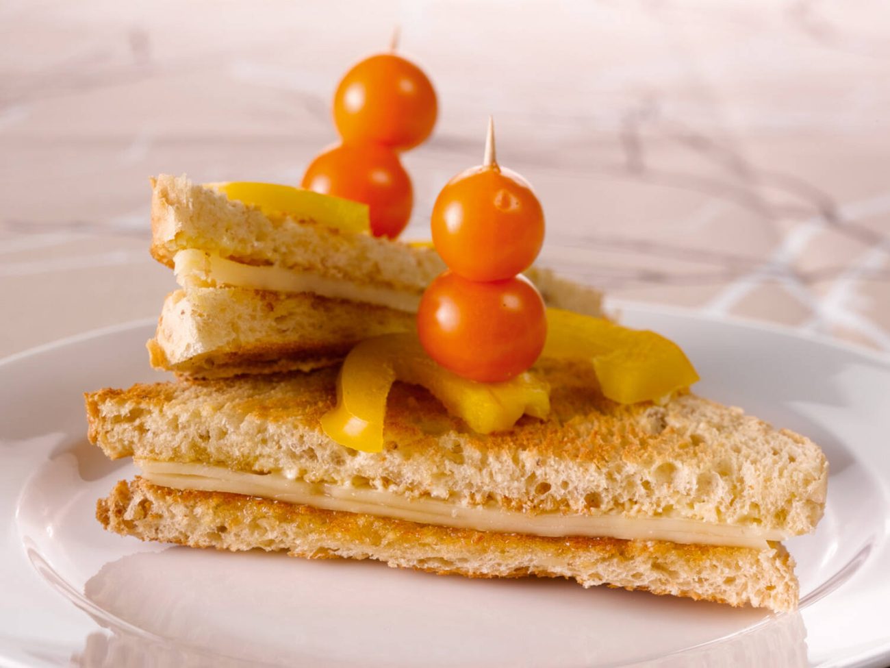 Hunajaiset juusto-kolmioleivät