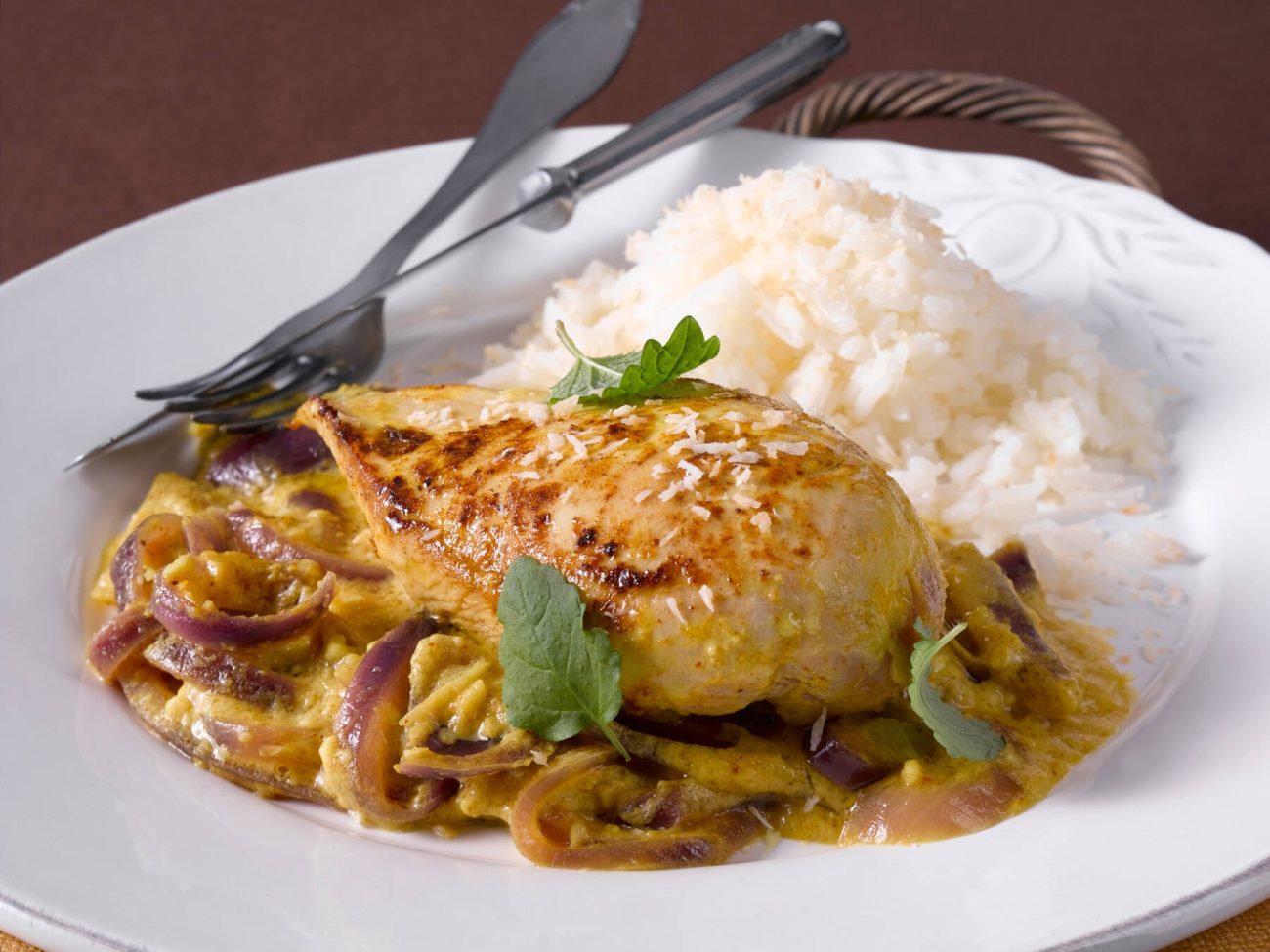 Intialaista kanaa pähkinäkastikkeessa