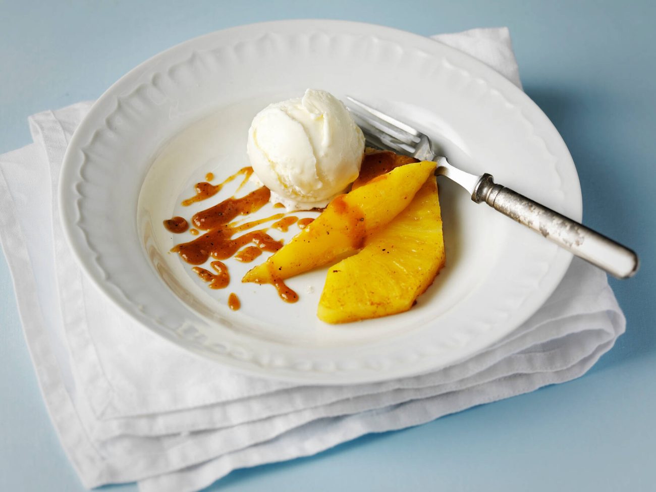 Jäätelöä ja kardemummakastiketta