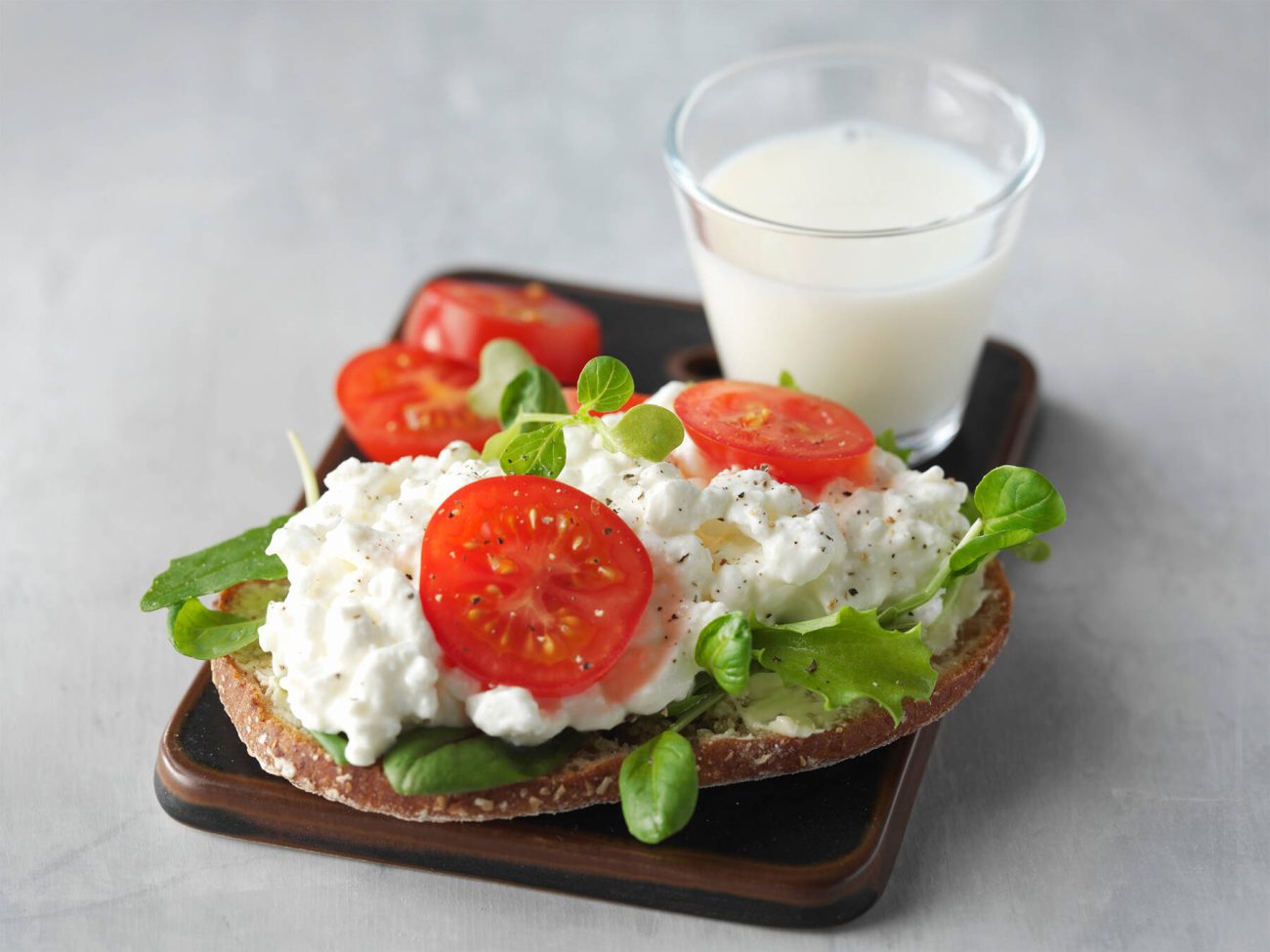 Raejuusto-tomaatti-basilikaleivät