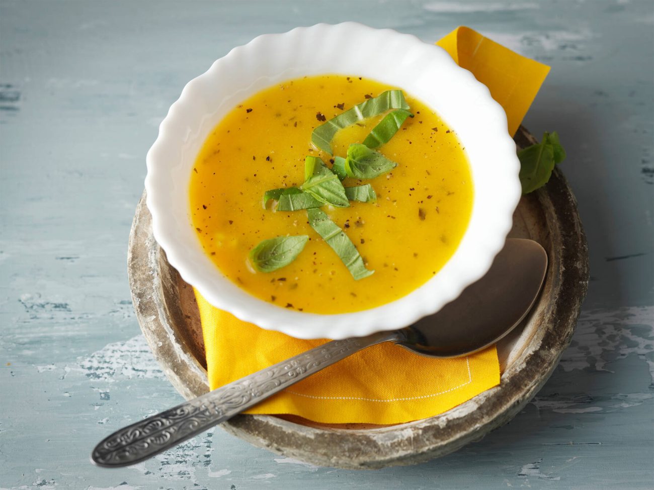 Basilika-porkkanakeitto