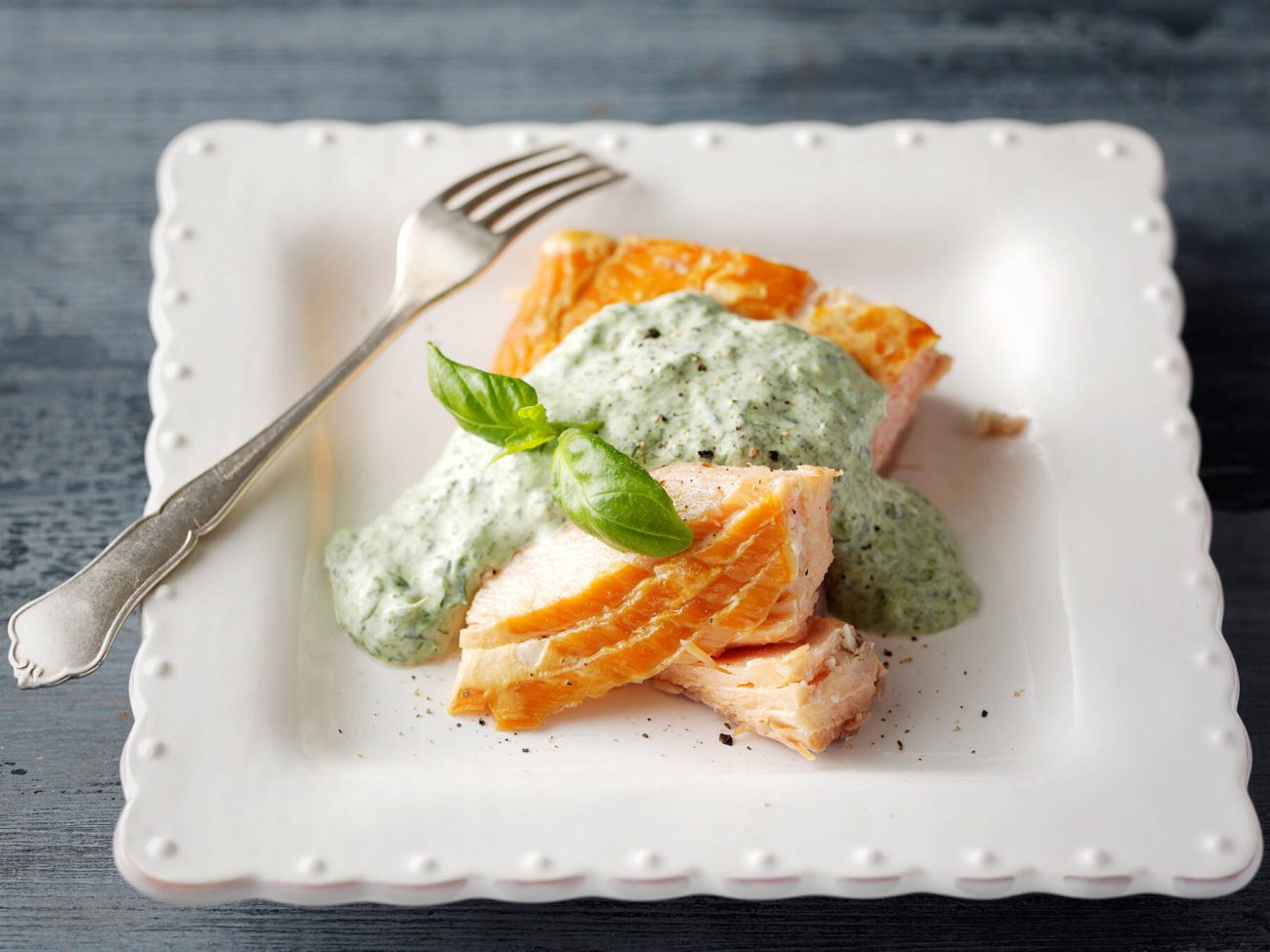 Kylmä pinaattikastike savukalalle