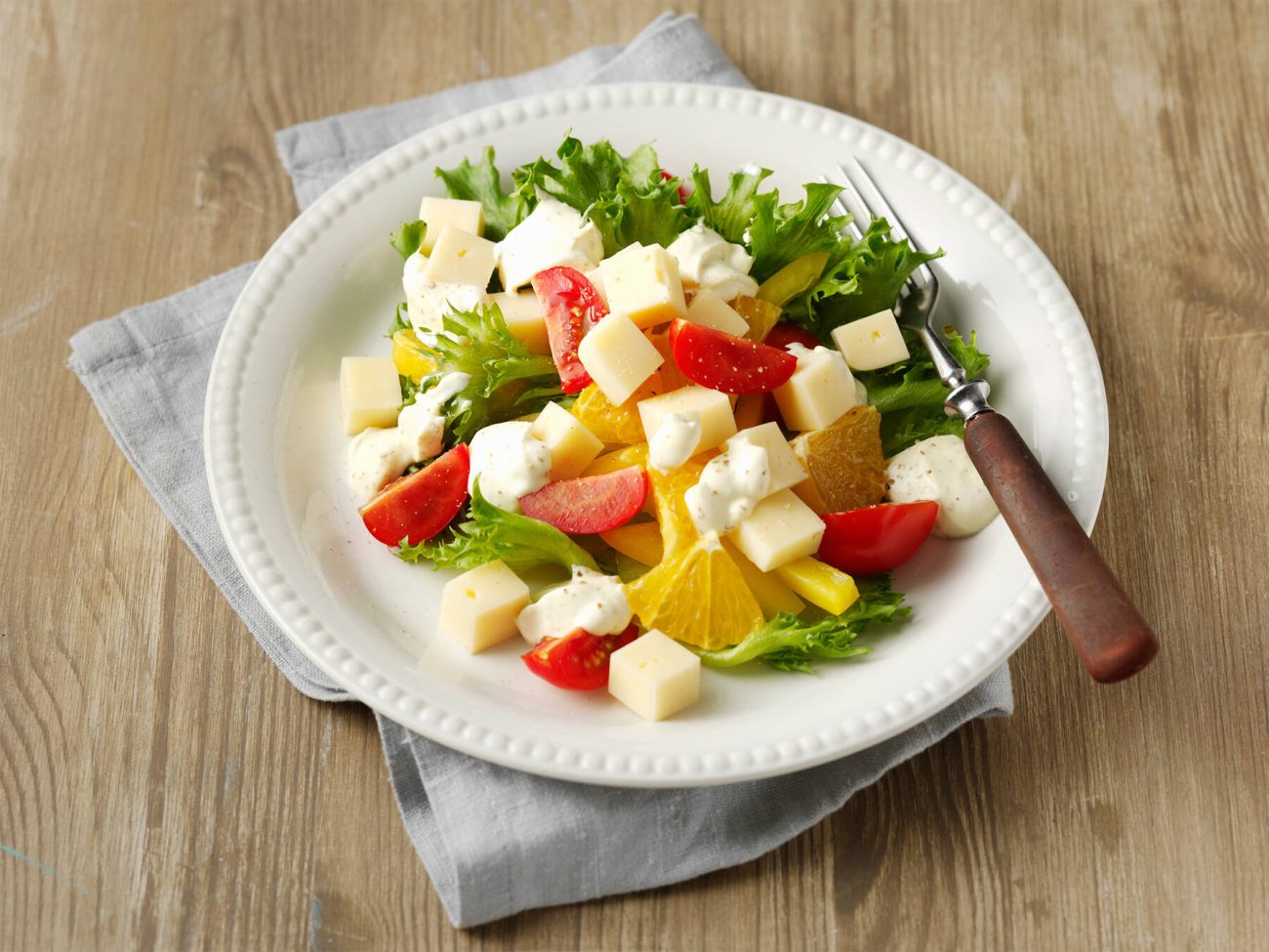 Arkinen juusto-kasvissalaatti