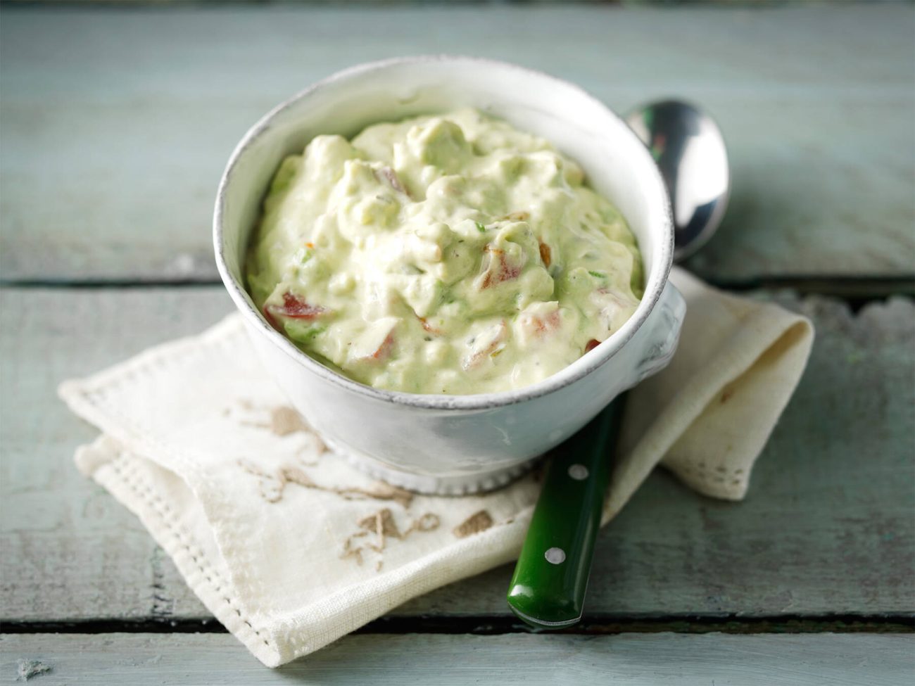 Avokadotäyte uuniperunalle