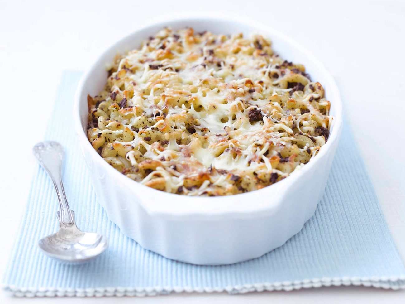 Täyteläinen liha-makaronilaatikko