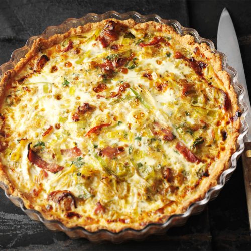 Juustoinen purjo-pekonipiiras