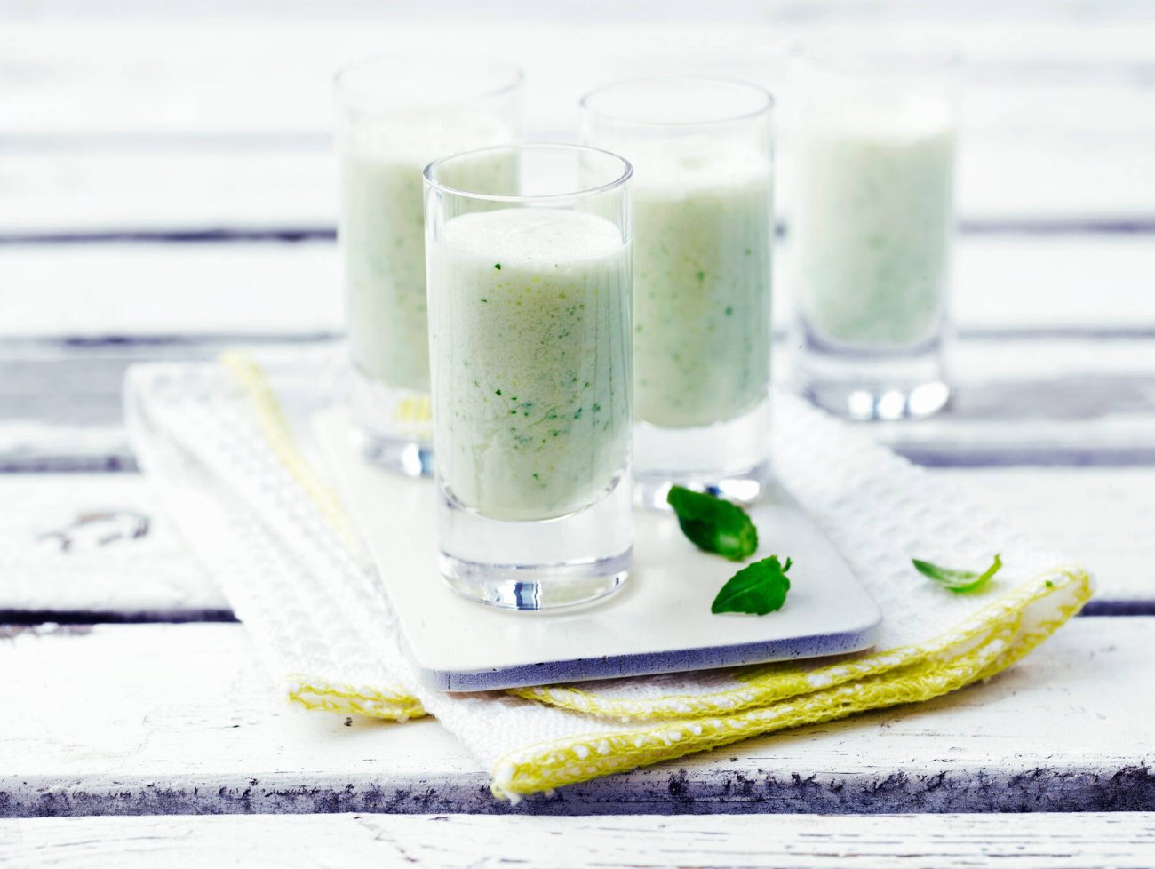 Kurkku-omenashot eli kylmä kurkkukeitto