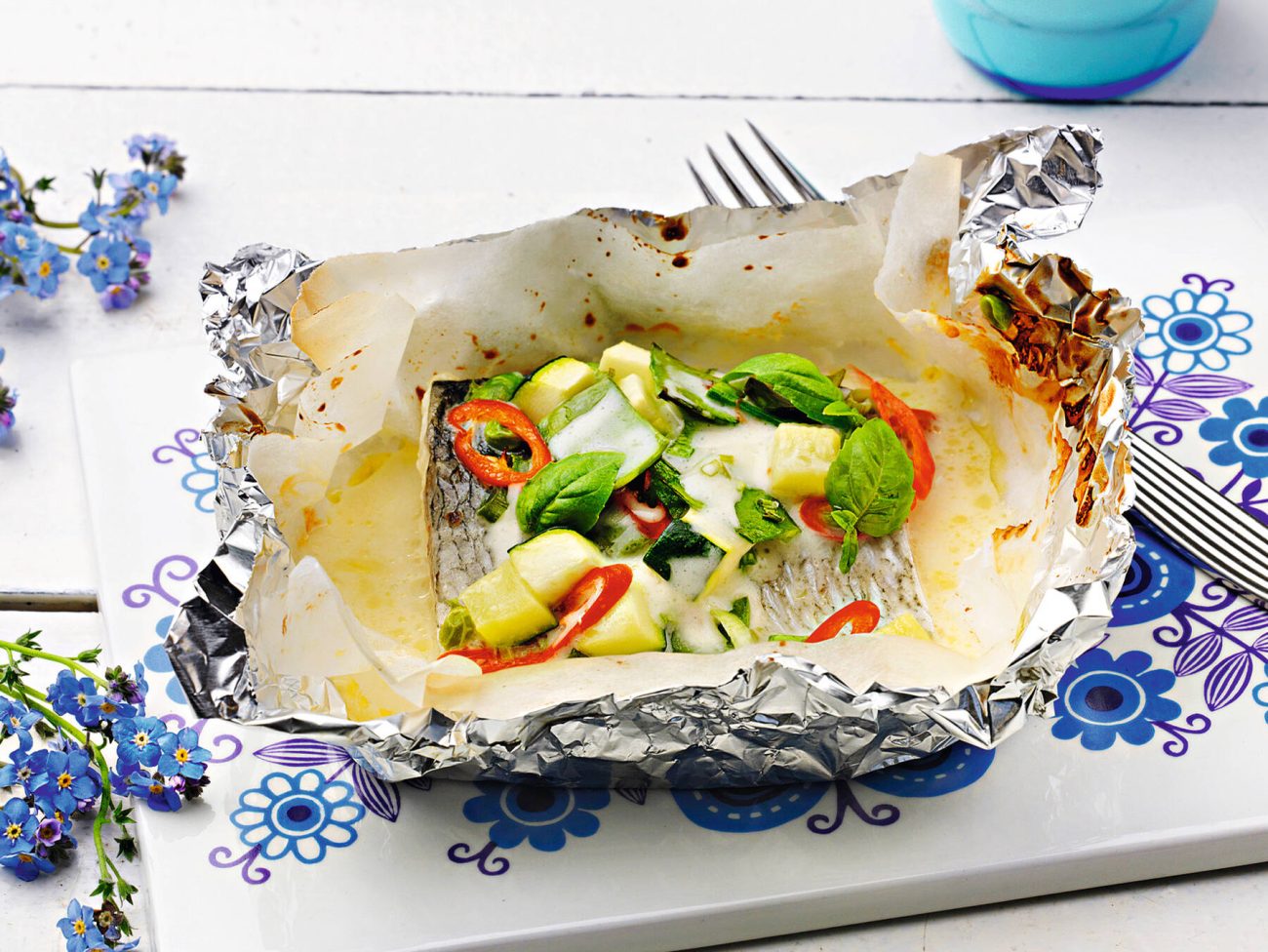 Siikaa ja kesäkasviksia folionyytissä