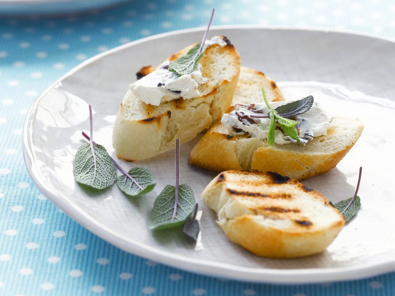 Itse tehty oliivi-aurinkotomaattijuusto