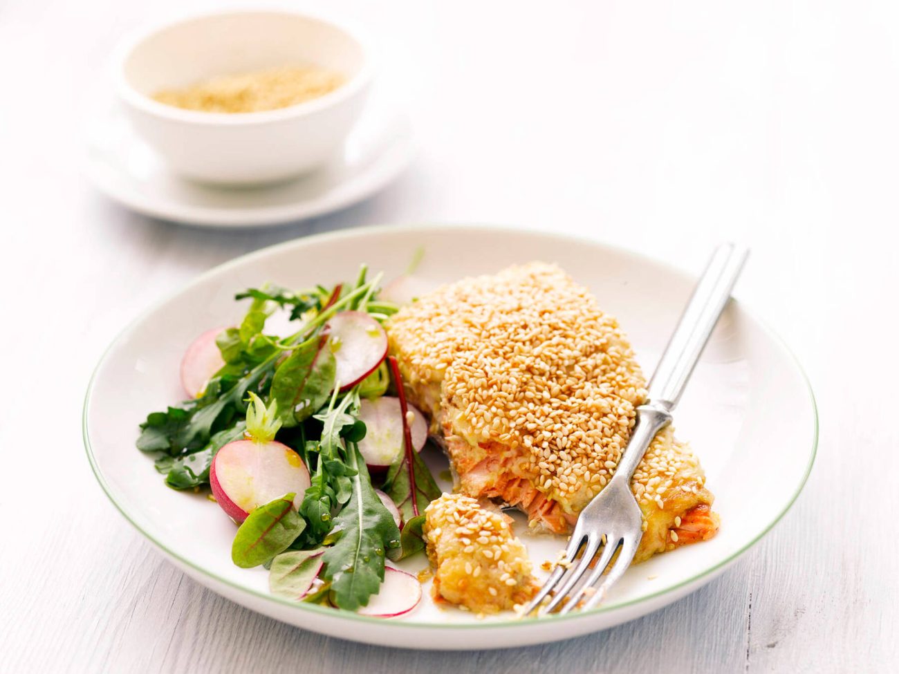 Sinappi-seesamkuorrutettu lohi