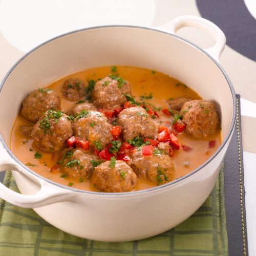 Lihapullat kermakastikkeessa