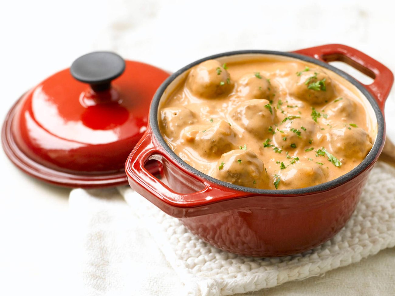 Tomaatti-sipulikastike lihapullille