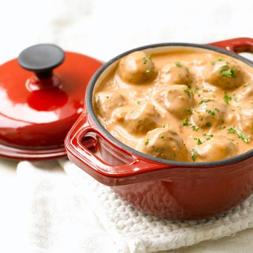 Tomaatti-sipulikastike lihapullille