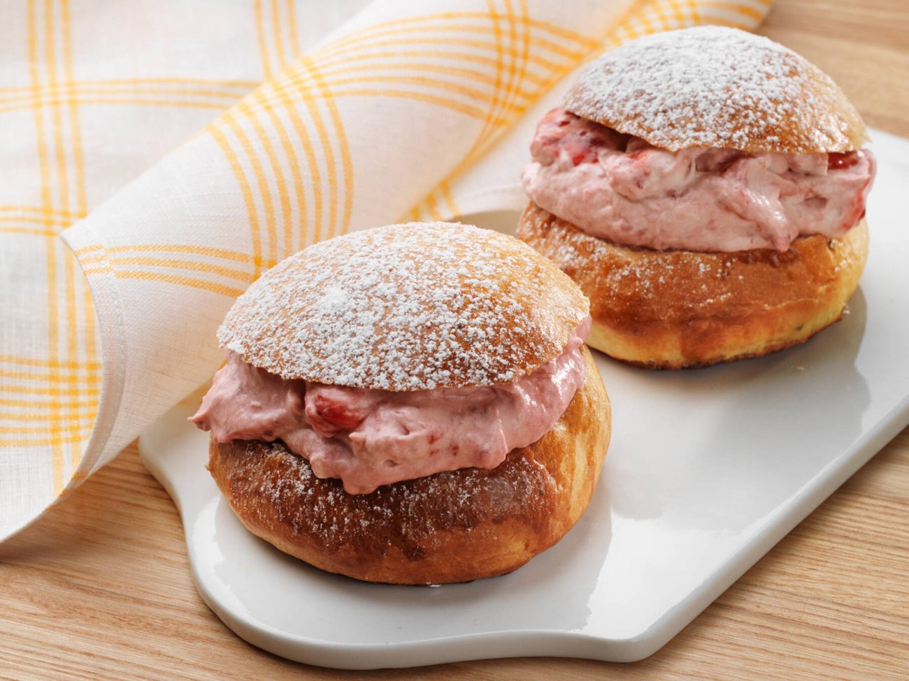 Vadelmaiset laskiaispullat