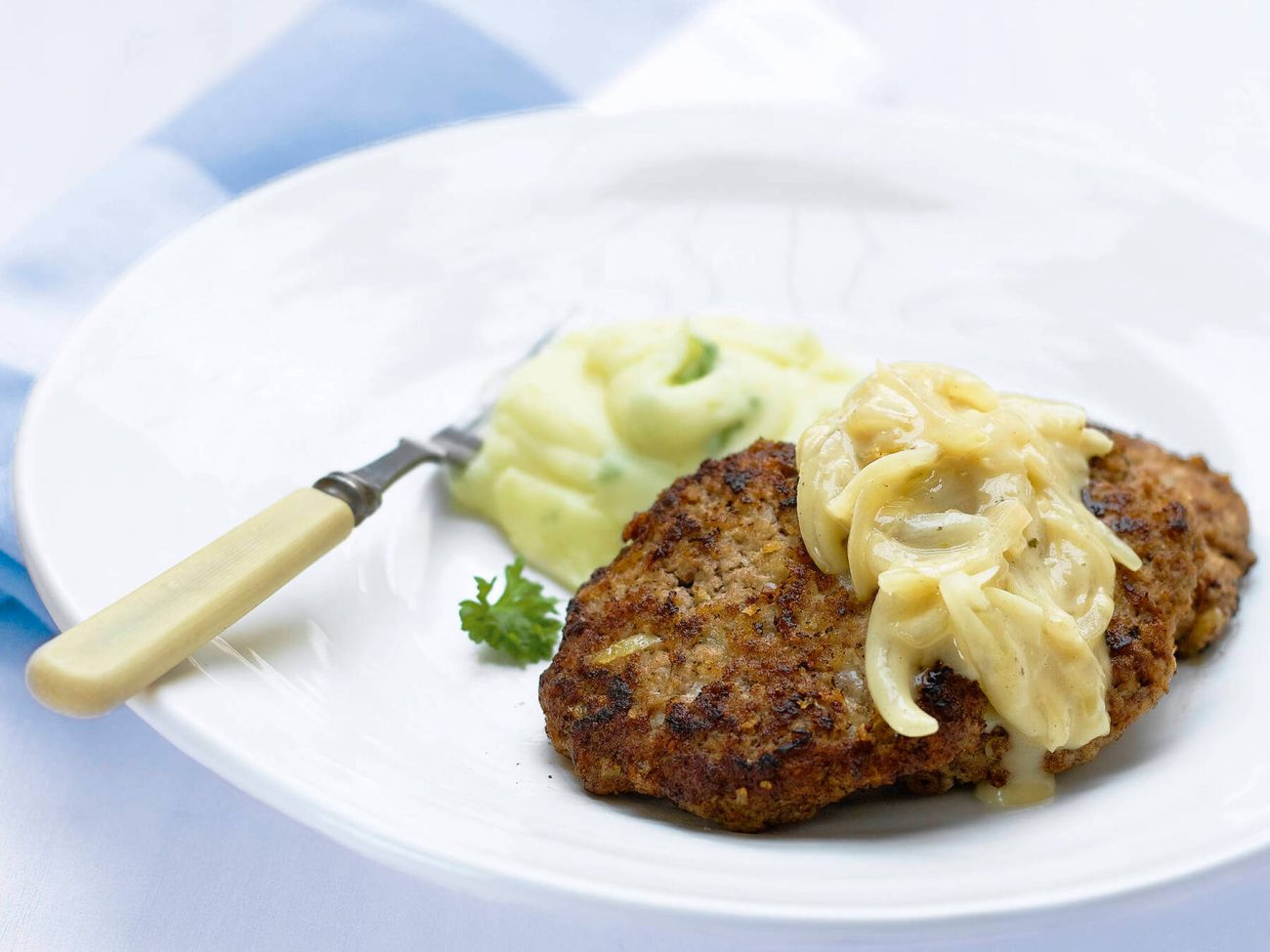 Sipulilisäke jauhelihapihveille