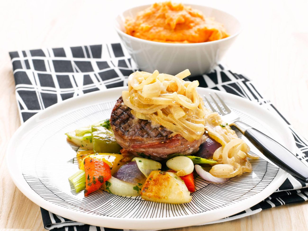 Pekoniset häränpihvit