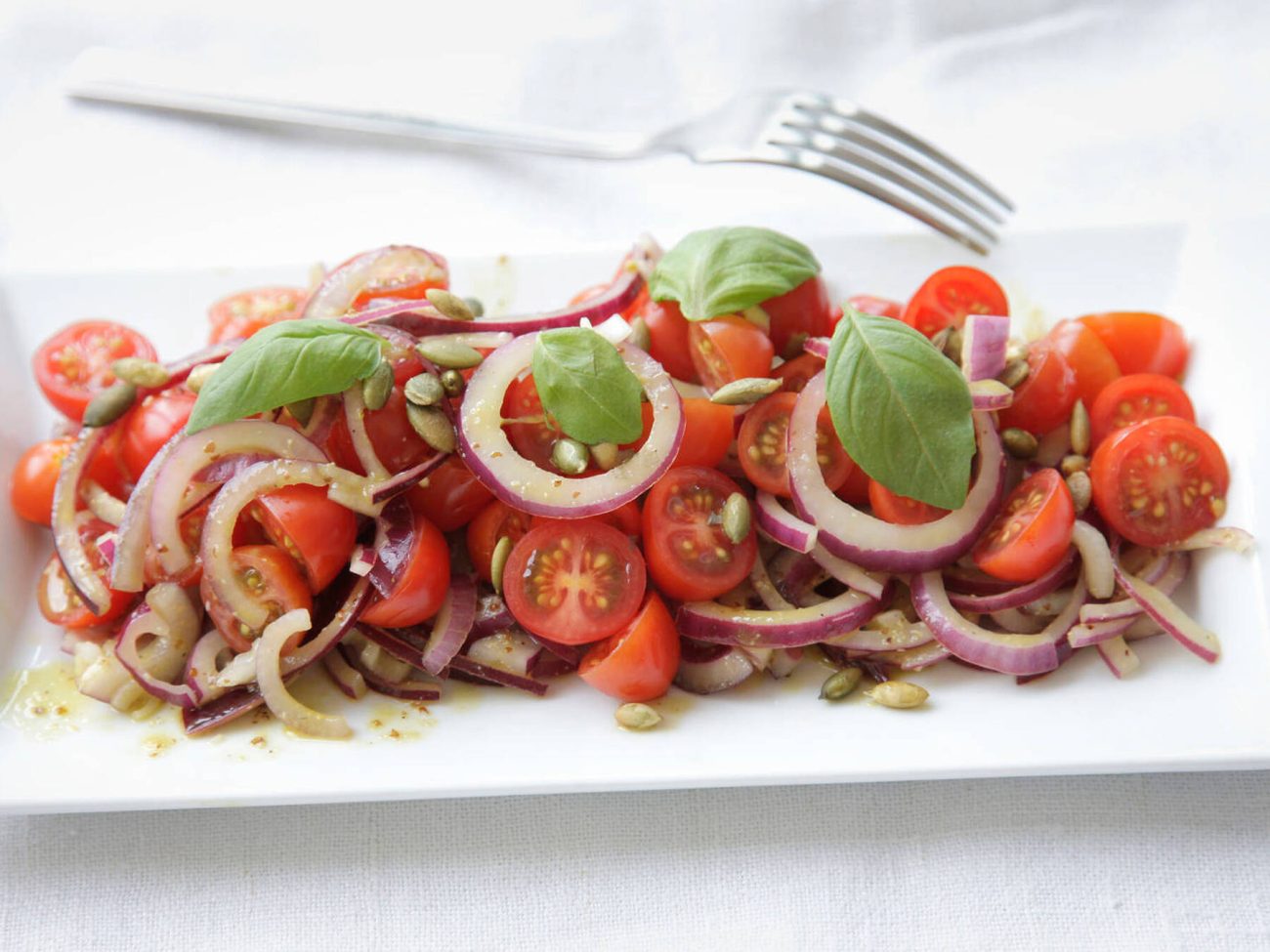 Raikas tomaatti-punasipulisalaatti