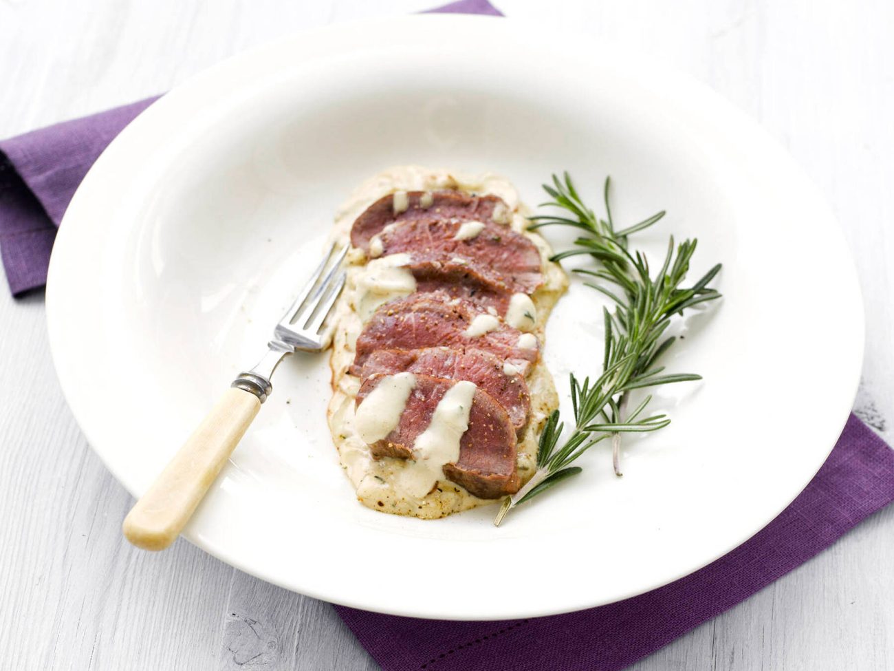 Karitsan fileetä ja pippurikastiketta