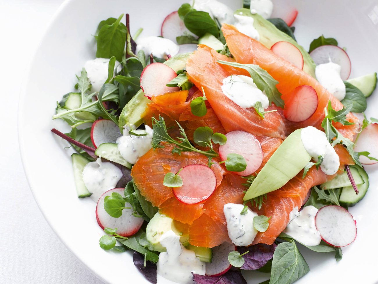 Lohi-avokadosalaatti