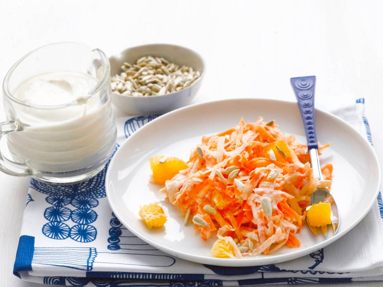 Aurinkoinen raastesalaatti