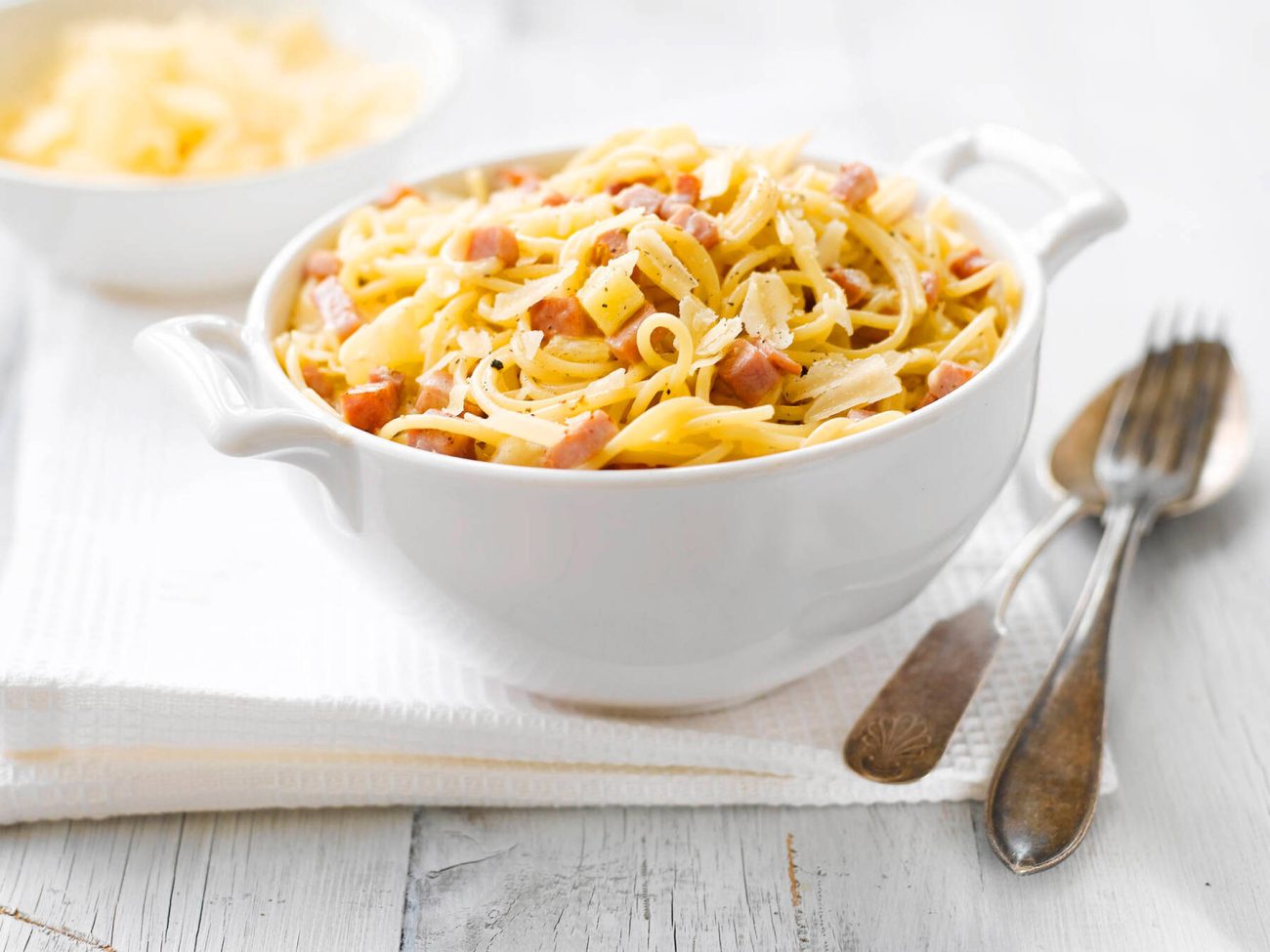 AURA kinkkukastike pastalle