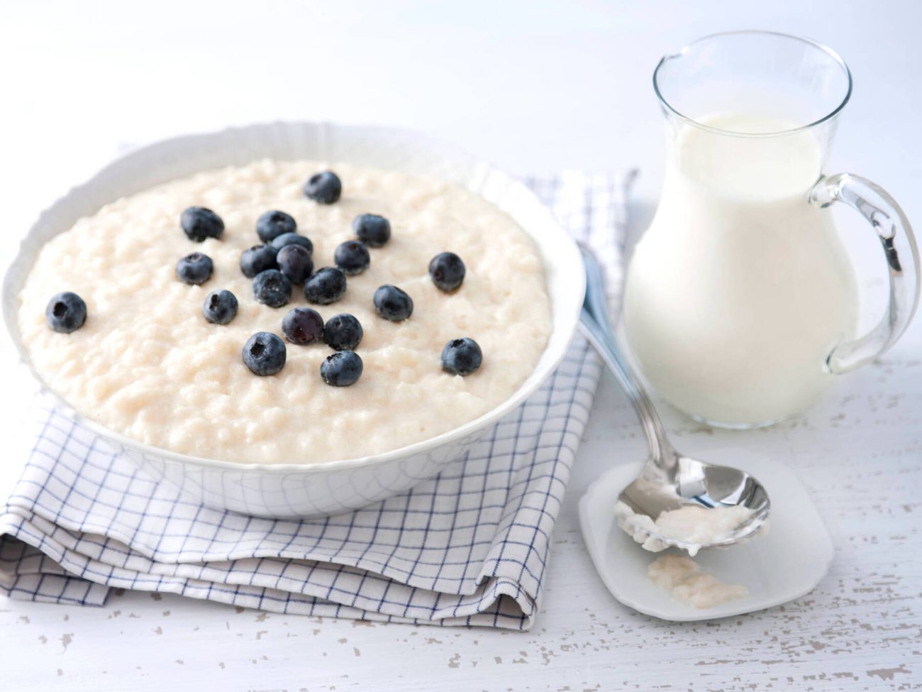 Riisipuuro vesihaudekattilassa & mustikkakeitto